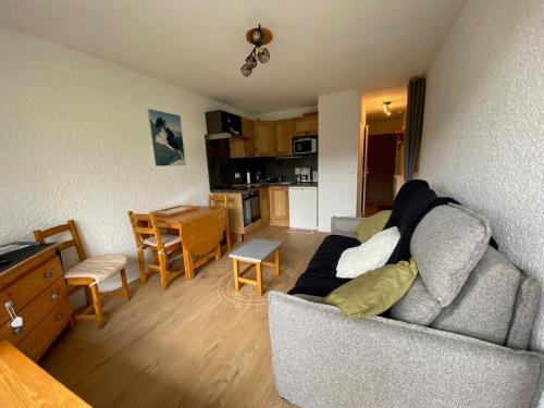 un salon avec un canapé et une cuisine dans l'établissement Studio cosy avec balcon, 2 nuits - La Clusaz, proche Bossonnet et pistes, parking inclus - FR-1-459-206, à La Clusaz