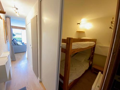Cette petite chambre dispose de lits superposés et d'un couloir. dans l'établissement Studio cosy avec balcon, 2 nuits - La Clusaz, proche Bossonnet et pistes, parking inclus - FR-1-459-206, à La Clusaz