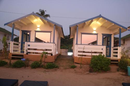 una casa con 2 ventanas grandes y luces en ella en Agonda island view, en Agonda