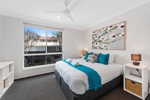 a bedroom with a large bed and a window at Del Boca Vista in Emerald Beach