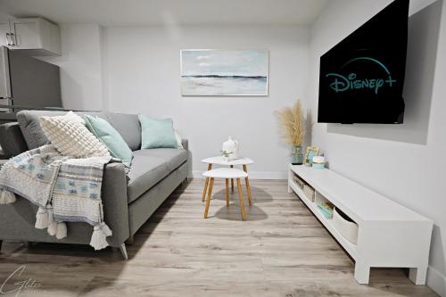 O zonă de relaxare la Stylish Suite With King Bed,Long Stays,Disney+,Airport
