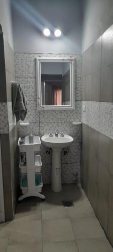 ein Bad mit einem Waschbecken und einem Spiegel in der Unterkunft ANELEY Casa De Vacaciones in La Merced
