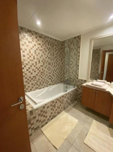 een badkamer met een bad en een wastafel bij Amazing Apartment in Center tetouan in Tetouan