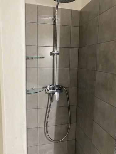 La salle de bains est pourvue d'une douche avec un pommeau en verre. dans l'établissement Little garden, à Saint-Cyr-sur-Mer