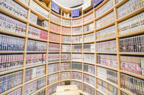 東京にあるQuintessaHotel TokyoHaneda Comic&Booksの多数の本が並ぶ大図書館