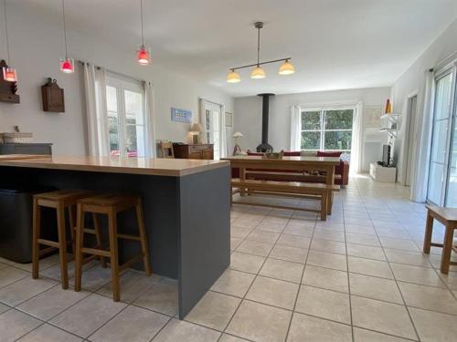 une cuisine et un salon avec une table et des chaises dans l'établissement Villa bord de mer, 10 pers, 5 chbres, proche plage, jardin privé, Wifi, animaux ok - FR-1-246A-207, à Saint-Georges-dʼOléron