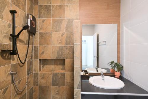 a bathroom with a sink and a shower at Baan Kieng Tawan in Khong Chiam