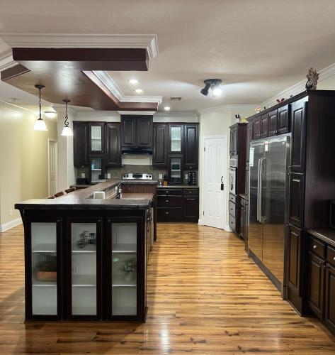 Η κουζίνα ή μικρή κουζίνα στο The Den - Family friendly, Close to Fiesta Texas, SeaWorld, Riverwalk and more