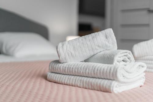 sterta ręczników na łóżku w obiekcie CITYSTAY Przędzalniana Apartament z klimatyzacją w Łodzi
