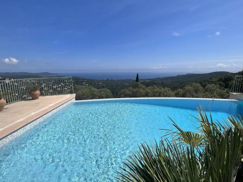 une piscine avec vue sur l'océan dans l'établissement Villa de charme avec piscine privée, climatisation, BBQ, calme absolu - FR-1-726-11, à La Croix-Valmer
