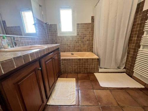 une salle de bain avec une baignoire, un lavabo et une douche dans l'établissement Villa de charme avec piscine privée, climatisation, BBQ, calme absolu - FR-1-726-11, à La Croix-Valmer