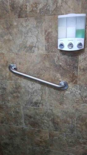 een handdoekdispenser op de vloer van een badkamer bij Loft A cerca zona dorada in Mexicali