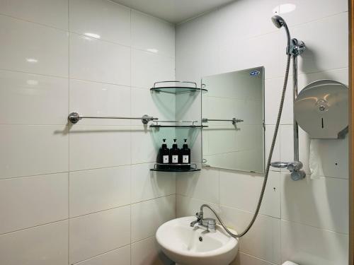 Phòng tắm tại SSH LK Hostel