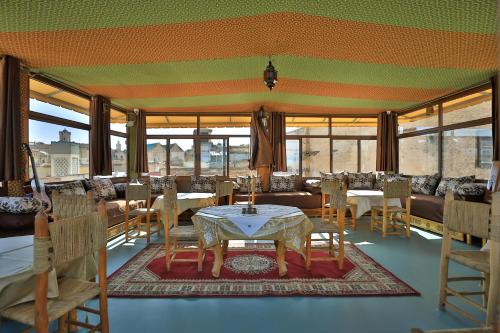 una sala da pranzo con tavolo e sedie di Riad Tarab Fes a Fes