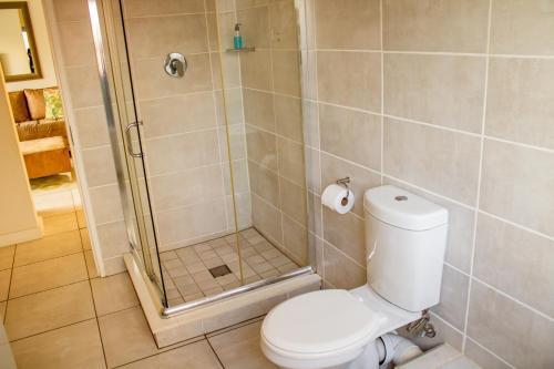 Ένα μπάνιο στο 1523 The Blyde Crystal Clear 2 Bedroom Apartment
