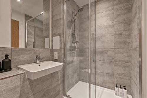 Koupelna v ubytování LUXURY AIRPORT SUITE, FREE Parking, FANTASTIC Location, Close To Airport, Train Station And Town Centre