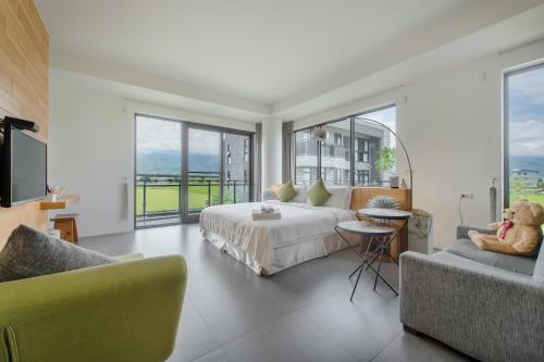 礁溪鄉的住宿－礁溪320二龍館，一间卧室配有一张床、一张沙发和窗户。