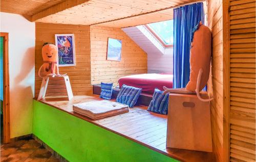 Zimmer mit einem Bett und einer Leiter in einem Haus in der Unterkunft Nice Apartment In Mirow With 9 Bedrooms And Wifi in Mirow