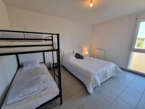 une chambre avec deux lits superposés et une fenêtre dans l'établissement La Cabane Fournier 10 min a pied de Mimizan plage et commerce, à Mimizan