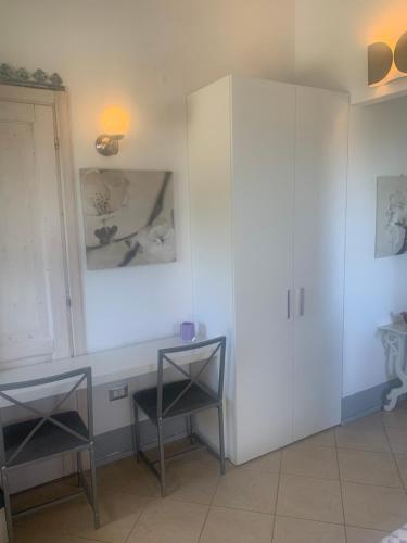 a white room with a desk and a chair at Relais Il Margarito in Montefano