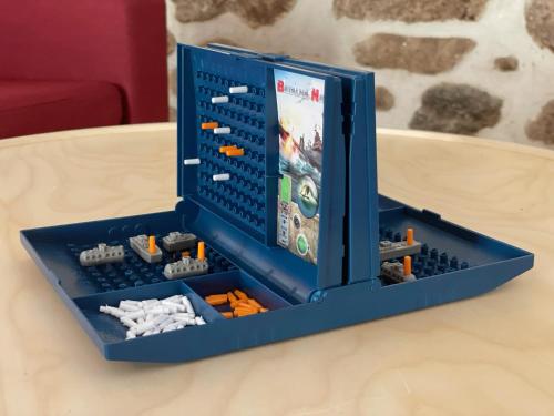 uma caixa de armazenagem de lego com embarcações na mesa em Casa de Partida na Covilhã