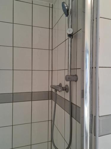 eine Dusche mit einem Schlauch im Bad in der Unterkunft Mo's Room in London