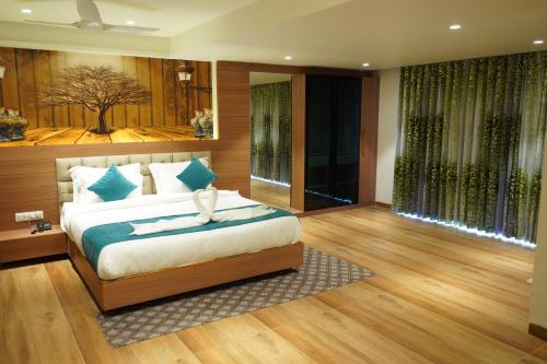 1 dormitorio con 1 cama grande en una habitación en HOTEL OM INN, en Gandhinagar