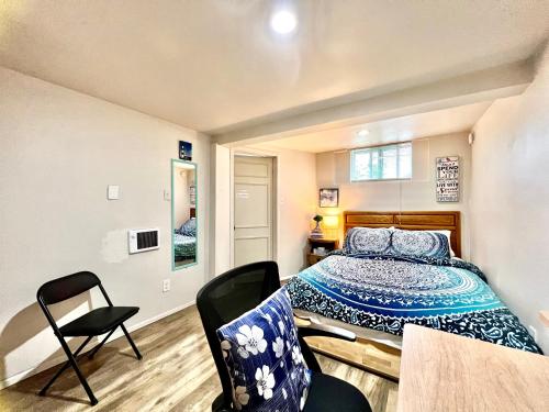 1 dormitorio con 1 cama, mesa y sillas en Private Room with Shared Bathroom on a Lower Level of a Big and Peaceful House, en Seattle