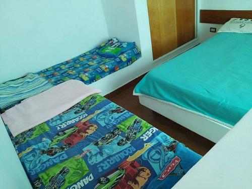 1 dormitorio con 2 camas y 2 mantas de felpa en DEPARTAMENTO Carlos paz próximo Costanera y autopista en Villa Carlos Paz