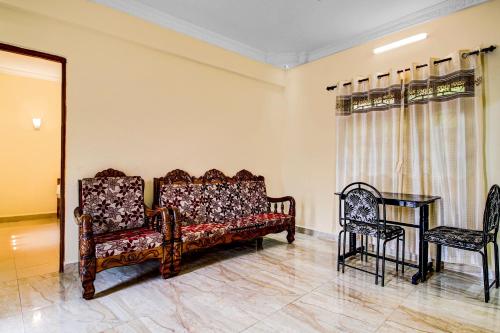 - un salon avec deux chaises et un canapé dans l'établissement Flagship Hotel Casa Grande, à Benaulim