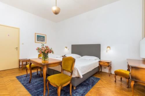 Postel nebo postele na pokoji v ubytování Brijuni Rooms Karmen