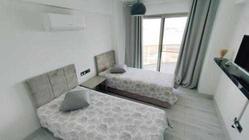 Rúm í herbergi á Edelweiss Luxury 2 Bedroom Apartment + 2 Bathrooms + Large Living Room And a Balcony