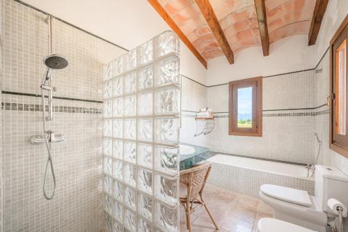 ein Badezimmer mit einer Dusche, einem WC und einer Badewanne in der Unterkunft Casa Verde in Sa Pobla