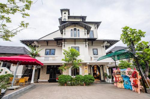 a building with a tower on top of it at IRIS HILL VILLA in Thôn Dương Xuân Hạ