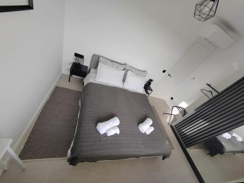 Un pat sau paturi într-o cameră la Mediterranean Vista