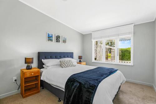 Un dormitorio con una cama grande y una ventana en Central Heritage Villa en Rotorua