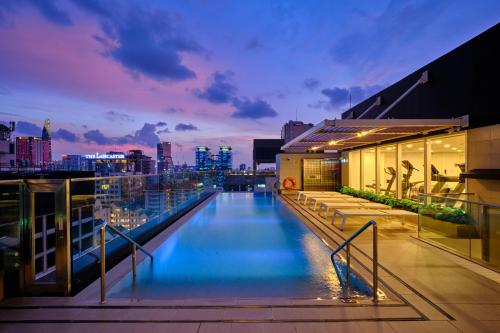 una piscina en la parte superior de un edificio con vistas al perfil urbano en Sotetsu Grand Fresa Saigon 相鉄グランドフレッサ サイゴン en Ho Chi Minh