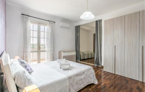 um quarto com uma grande cama branca e um espelho em Awesome Apartment In Vittoria With House Sea View em Vittoria
