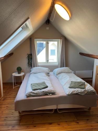 um quarto com uma cama grande e uma janela em Central in Stavanger, walk to town em Stavanger