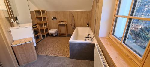ein Badezimmer mit einer Badewanne, einem Waschbecken und einem WC in der Unterkunft ZACISZNA WILLA PREMIUM w Centrum Szczyrku in Szczyrk
