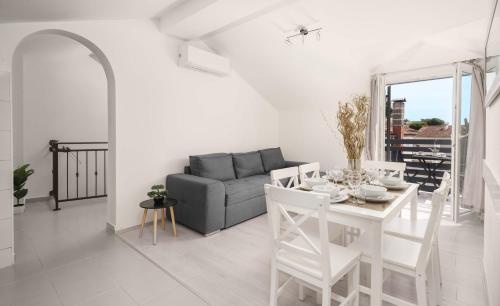 特里班的住宿－Vila MS2，白色的客厅配有桌子和沙发