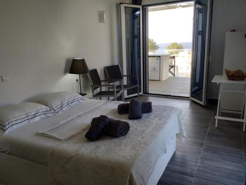 Postel nebo postele na pokoji v ubytování Avlomonasbeach