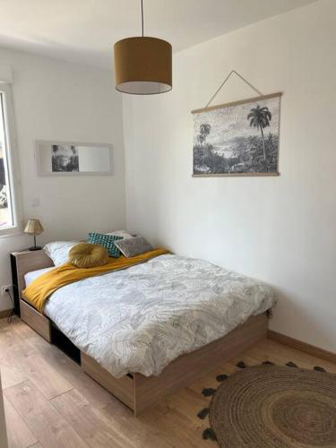 une chambre avec un lit dans le coin d'une pièce dans l'établissement Chez Mimi, la route des fruits, à Jumièges