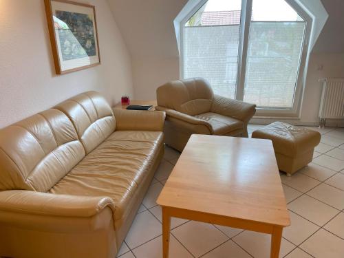 ツェンピンにあるFerienwohnung Stefanieのリビングルーム(ソファ、椅子2脚、テーブル付)