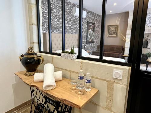 a room with a table with towels and a window at Cave Auger La Maison d'Hôtes in Restigné