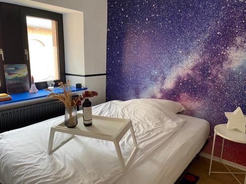 1 dormitorio con un mural de galaxia estrellada en la pared en Schöne Wohnung mit Elbblick in Blankenese Strandlage en Hamburgo