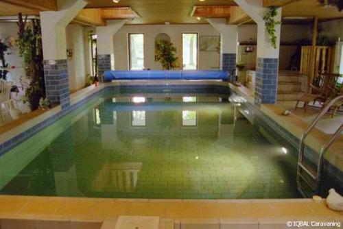 una gran piscina en un gran edificio en IQBAL Hütte - Luxus Zelt, Whirlpool extra, en Beverstedt