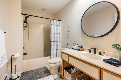 ein Badezimmer mit einem Waschbecken, einem WC und einem Spiegel in der Unterkunft Modern, Cozy Hudson Valley Escape 1 Hr From NYC in Putnam Valley