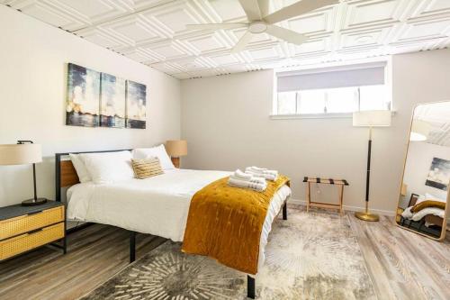 ein Schlafzimmer mit einem Bett und einer Decke in der Unterkunft Modern, Cozy Hudson Valley Escape 1 Hr From NYC in Putnam Valley