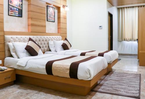 Ein Bett oder Betten in einem Zimmer der Unterkunft Hotel Aditya Residency